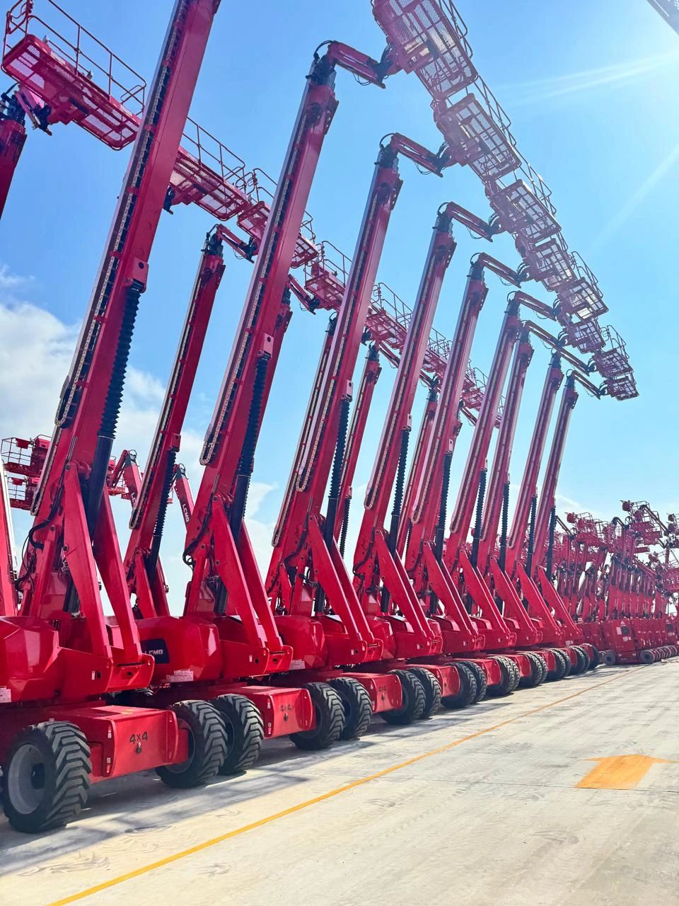 Plataformas articuladas rojas de la flota ZLG Rentals